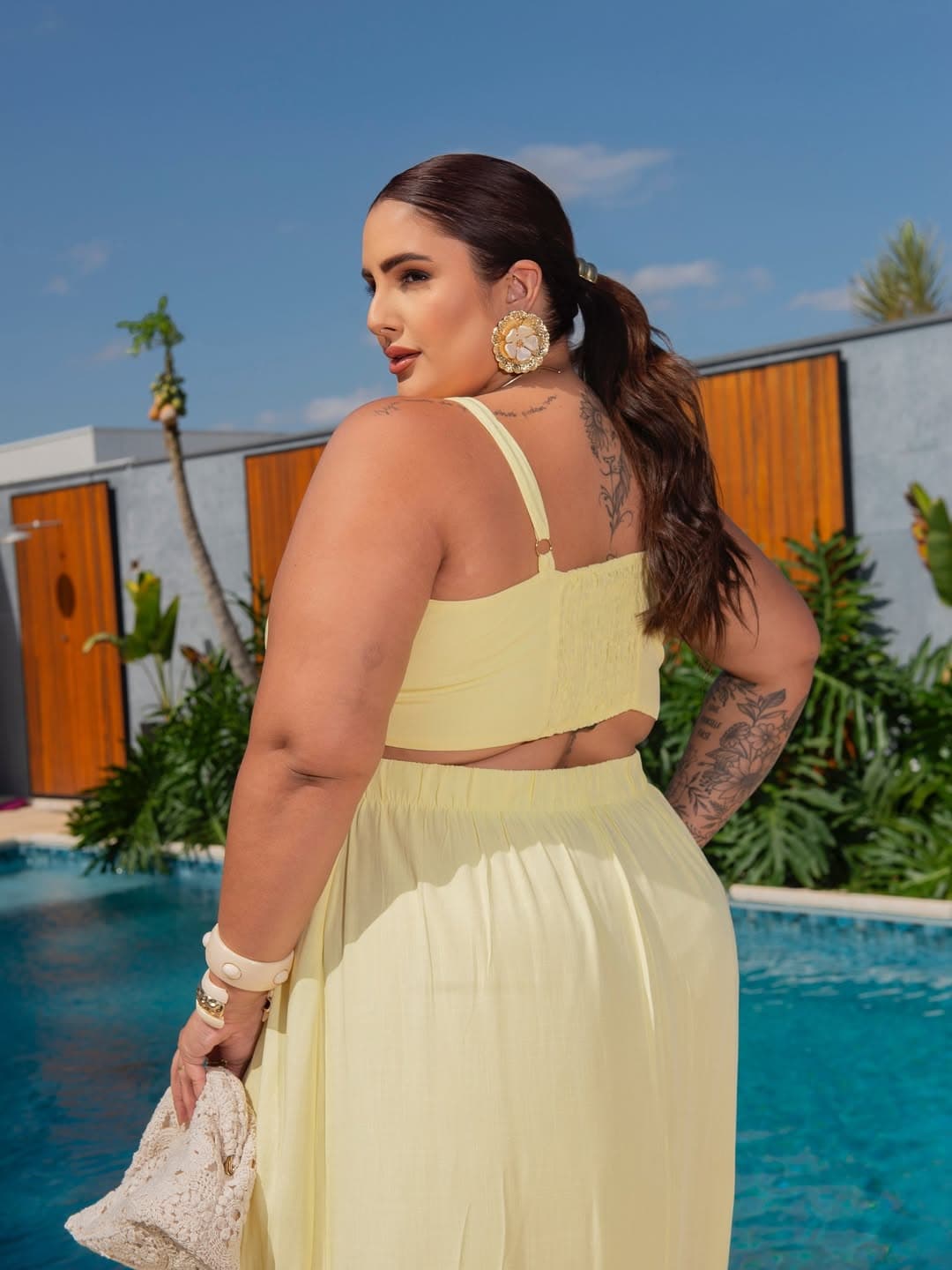 Vestido Longo com Alças e Detalhe em Renda